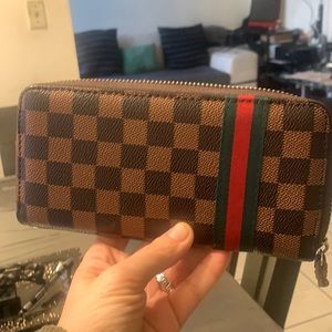 Women wallet used in  good condition,